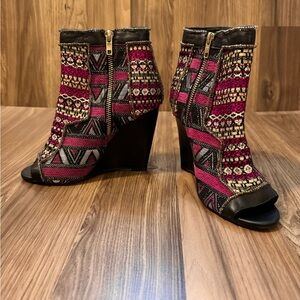 June Ambrose Leather Brocade Beaded Peep Toe Funky Side Zip Wedge Booties 6.5